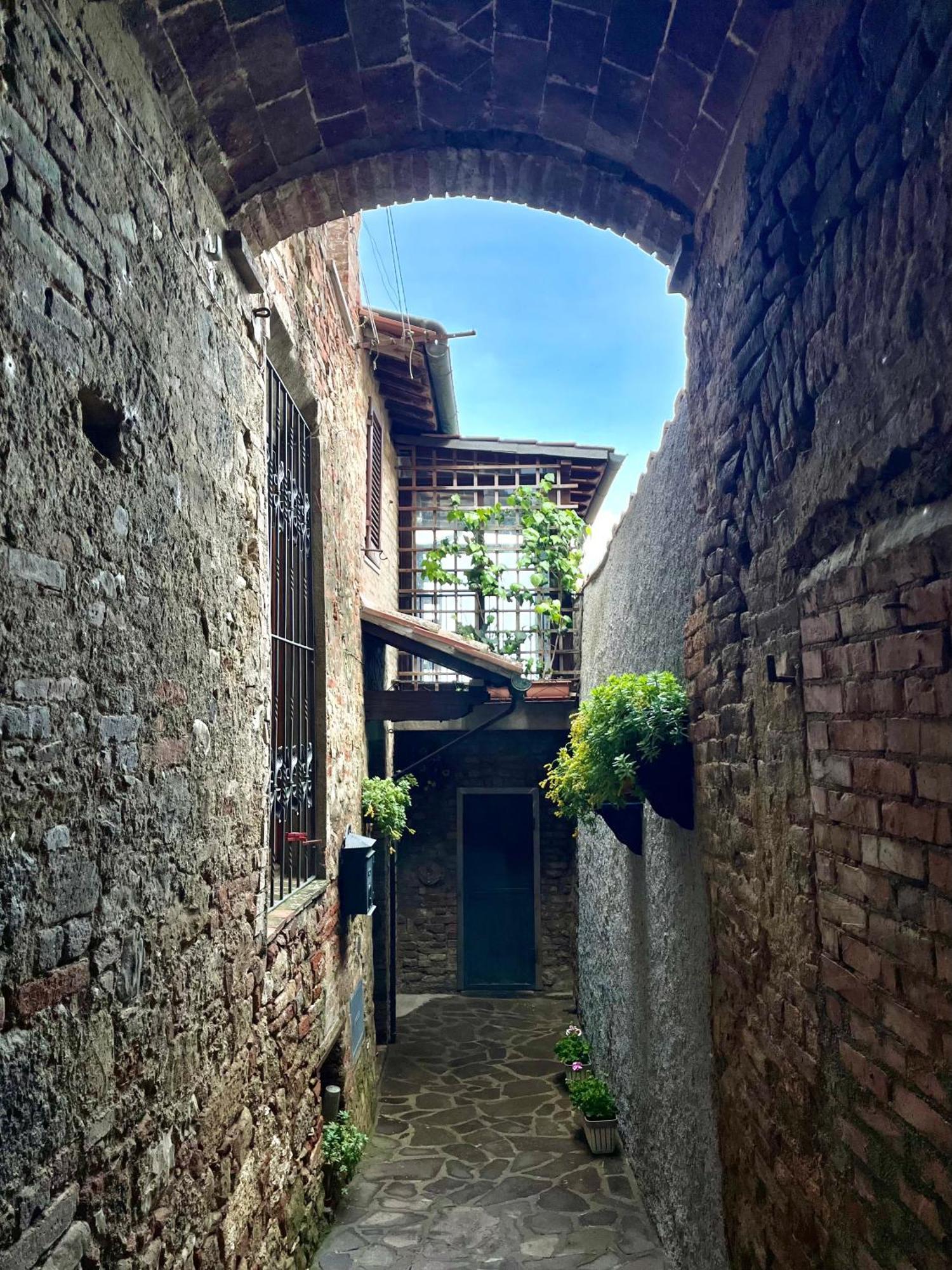 Appartamento Mirella In Centro Storico Casole dʼElsa Exterior foto